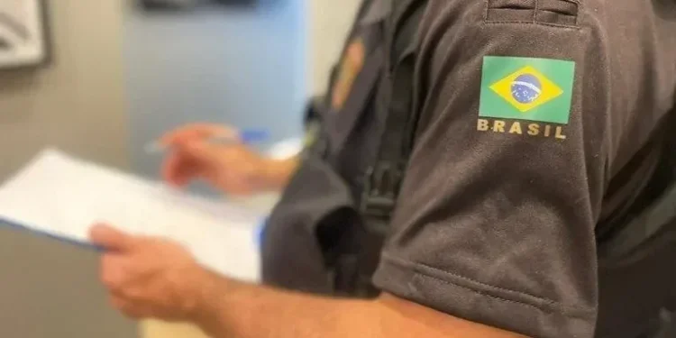 PF prende homem denunciado por vender e falsificar diplomas médicos no Rio