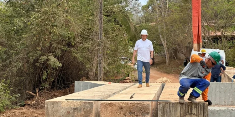 Prefeito Eduardo Siqueira acompanha andamento das obras da nova ponte em Taquaruçu