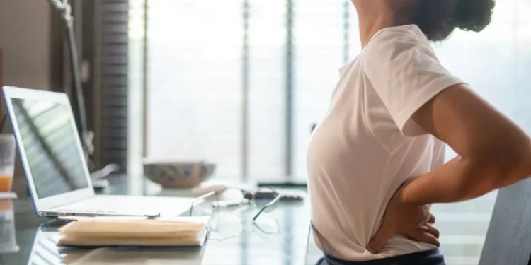 Dor lombar é uma das mais comuns e é a principal causa de incapacitação no mundo, segundo a OMS  • boonchai wedmakawand/Getty Images