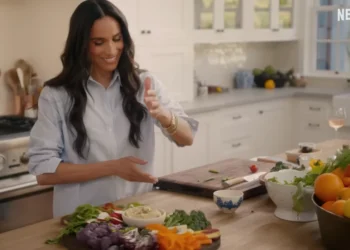 Meghan Markle cozinha e até cuida de uma colmeia no trailer de "White love, Meghan", sua série de lifetyle na Netflix  • Reprodução/YouTube