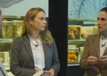 Dr. Roberto Kalil conversa com as especialistas Camila Magalhães, psiquiatra e pesquisadora do Núcleo de Epidemiologia Psiquiátrica da USP, e Waldenise Cossermelli, reumatologista e professora emérita da Faculdade de Medicina de Jundiaí • CNN