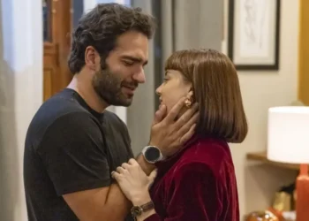 Afonso e Solange têm recaída e passam a noite juntos • Globo/ Fábio Rocha