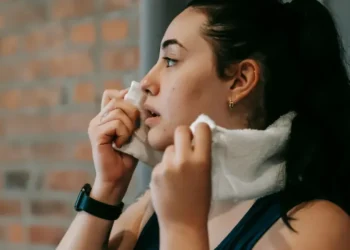 O suor é um mecanismo natural do corpo para regular a temperatura do corpo • Pexels