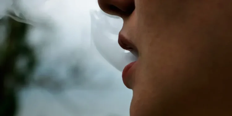 Fumar está ligado à prejuízos no humor, na memória e em funções cognitivas • Foto: Rapeepong Puttakumwong/Getty Images