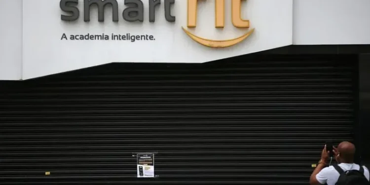 Homem tira foto de fachada de unidade da Smartfit em São Paulo  • 19/03/2020 REUTERS/Rahel Patrasso