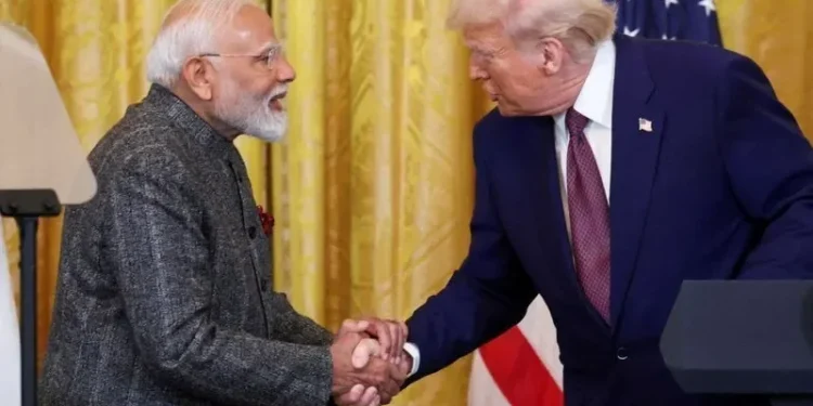 O presidente dos EUA, Donald Trump, e o primeiro-ministro da Índia, Narendra Modi, na Casa Branca, em Washington, D.C.  • 13/2/2025 REUTERS/Kevin Lamarque/Arquivo