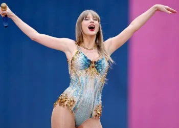 Taylor Swift se apresenta no palco durante a "Taylor Swift - The Eras Tour" no Estádio de Wembley em 21 de junho de 2024 em Londres, Inglaterra • Gareth Cattermole/Getty Images