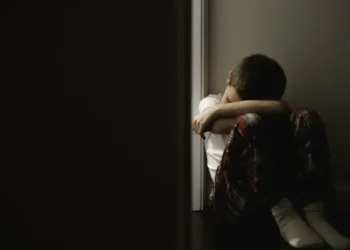 Imagem ilustrativa maus-tratos contra criança  • Natasha Sioss/GettyImages