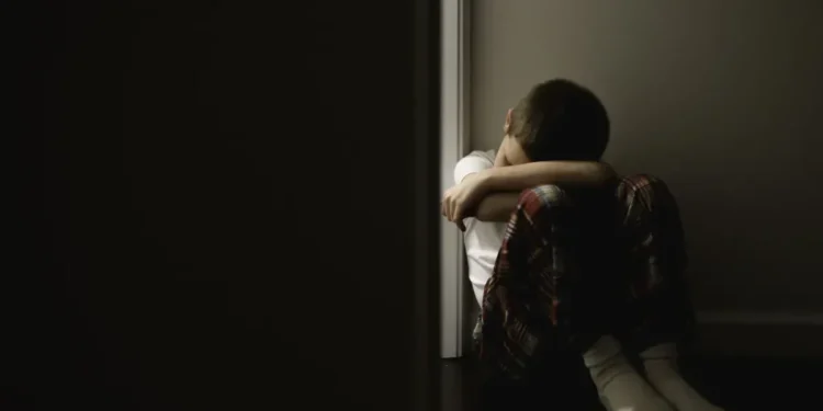 Imagem ilustrativa maus-tratos contra criança  • Natasha Sioss/GettyImages