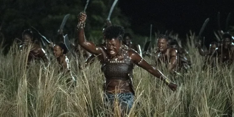 Viola Davis em "A Mulher Rei" • Reprodução/IMDB