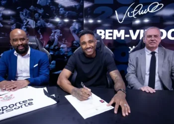 Vitinho assinou contrato com o Corinthians até 2026 • Divulgação/Corinthians