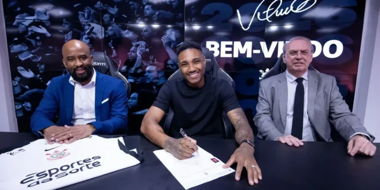 Corinthians anuncia o atacante Vitinho, ex-Flamengo