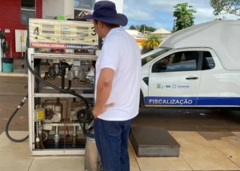 Equipe técnica da área de Qualidade verifica se produtos do comércio contam com o Selo Inmetro