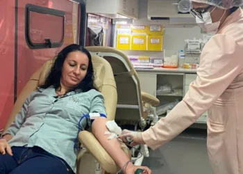 A gerente de finanças da Tocantins Parcerias, Maria Dimar doou sangue pela primeira vez, durante a coleta externa em frente à Tocantins Parcerias - Foto: Ananda Santos/Governo do Tocantins