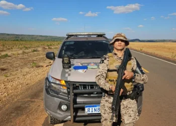 Ação da PMTO em Goiatins resulta na prisão de motorista embriagado e passageiro com drogas. - Foto: ASCOM 3 CIPM