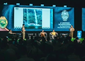 Simpósio reúne especialistas de 20 estados, 14 países e da OEA para debater segurança no turismo. - Foto: Comunicação Visual PMPR