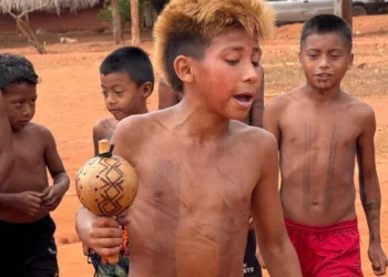 Estudantes do Povo Apinajé participaram das cantorias tradicionais no pátio da escola - Foto: Dicom Seduc/Governo do Tocantins