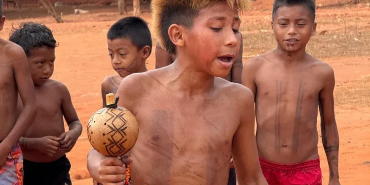 Estudantes do Povo Apinajé participaram das cantorias tradicionais no pátio da escola - Foto: Dicom Seduc/Governo do Tocantins