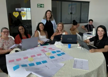 A coordenadora da Comissão Gestora do Plano Estadual de Educação do Tocantins, Schierley Colino, em pé ao centro, ao lado de educadoras durante oficina de trabalho - Foto: Seduc/Governo do Tocantins