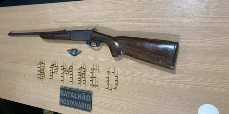 Arma e munições apreendidas durante patrulhamento. - Foto: Ascom BPMRED