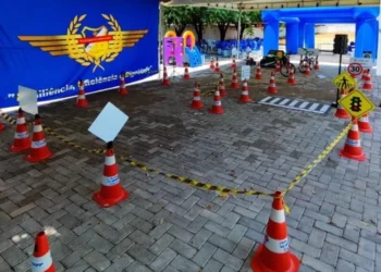 Crianças participam da Escolinha de Trânsito da PMTO durante o projeto “De Olho no Futuro”, aprendendo de forma lúdica as regras de segurança no trânsito. - Foto: Ascom BPMRED