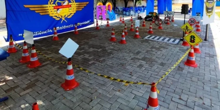 Crianças participam da Escolinha de Trânsito da PMTO durante o projeto “De Olho no Futuro”, aprendendo de forma lúdica as regras de segurança no trânsito. - Foto: Ascom BPMRED