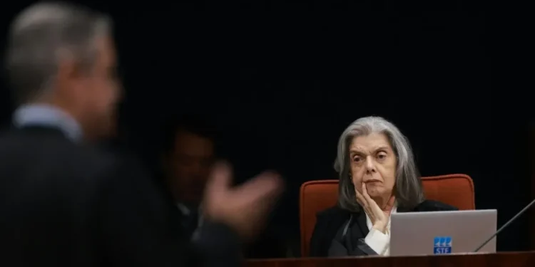STF retoma julgamento de Bolsonaro com expectativa de voto de Cármen Lúcia
