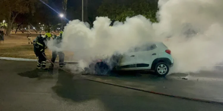 Incêndio veicular é controlado por equipes do Corpo de Bombeiros Militar em Palmas