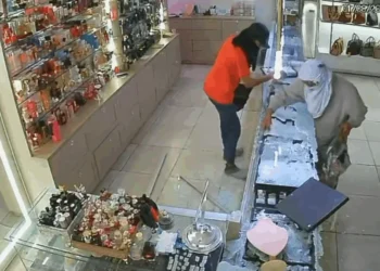 Ação dos criminosos foi flagrada pelas câmeras de segurança - Divulgação