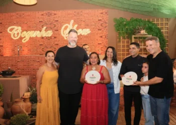 Ao lado de autoridades e do chef Jimmy Ogro, Maria Célia recebeu premiação na noite deste domingo, 7 – Foto Francisco Barros