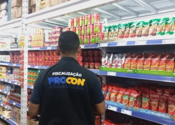 A maior variação encontrada foi no extrato de tomate (310g), que apresentou uma diferença de 140%, com preços variando entre R$2,50 e R$5,99. -