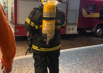 "Bombeiros militares realizam inspeção e ventilação do apartamento após incêndio em Paraíso, garantindo a segurança do local."