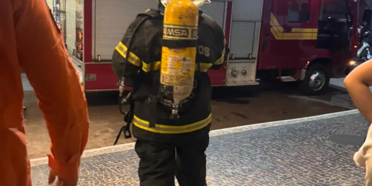 Bombeiros militares atendem incêndio em apartamento no centro de Paraíso