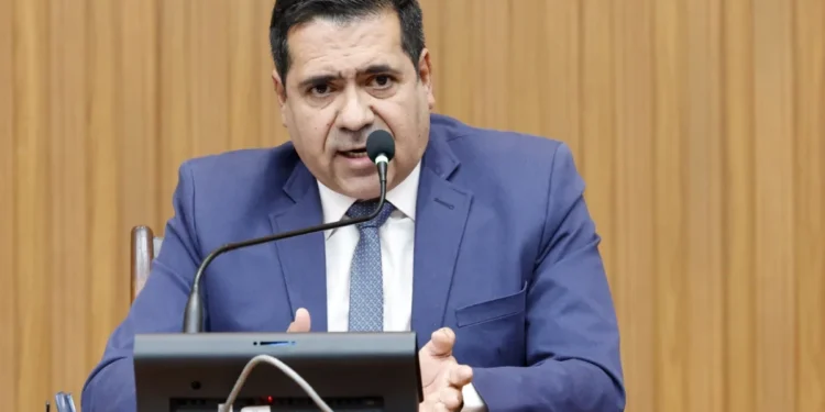 Deputados cobram do governador em exercício o envio do PCCR da Educação