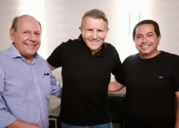 Secretário de Planejamento Urbano, Ronaldo Dimas; prefeito Eduardo Siqueira, e o presidente do CAU, Robson Freitas Corrêa (Foto: Flávio Cavalera/Secom)