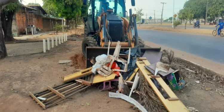 Prefeitura de Palmas realiza serviços de retirada de entulhos em regiões do Plano Diretor Sul
