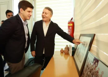 Eduardo Siqueira Campos mostra uma foto do seu avô, Pacífico Siqueira Campos - Foto Flávio Cavalera