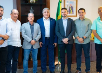 Governador Laurez Moreira recebe presidente da Coopanest/TO e garante regularização de débitos para manter serviços de anestesia no Tocantins - Crédito: Hiroshi Fukushima/Governo do Tocantins