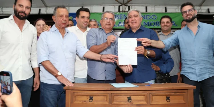 Em parceria com prefeitura de Figueirópolis, governador Laurez assina Ordem de Serviço para a reforma do Estádio municipal