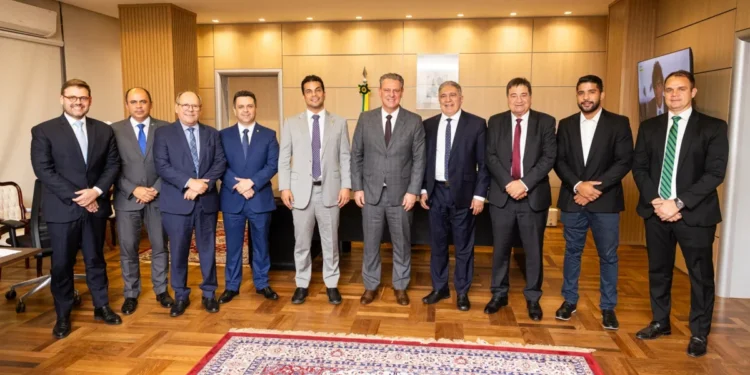 Governador Laurez Moreira se reuniu com o ministro da Agricultura, Carlos Fávaro, para alinhar ações que vão fortalecer as estradas rurais do Tocantins e apoiar os municípios na logística agrícola  - (Crédito foto: Vinícius Santa Rosa/Governo do Tocantins)