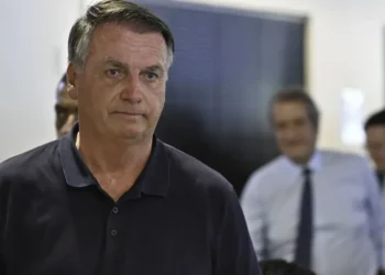 Defesa de Jair Bolsonaro (PL) pediu autorização para visitas semanais do presidente do PL, Valdemar Costa Neto, e do líder da oposição no Senado, Rogério Marinho, ao ex-presidente. • TON MOLINA/FOTOARENA/FOTOARENA/ESTADÃO CONTEÚDO