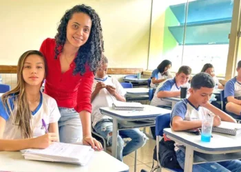 Equipe do Sicredi de Paraíso e o presidente da Acip, Carlos Bandeira, com a mascote Abelhinha.  Crédito: Divulgação