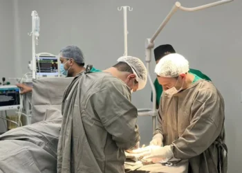 Cirurgiões realizam procedimento durante o mutirão de cirurgias ortopédicas no Hospital de Arapoema.