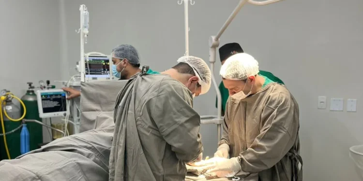Cirurgiões realizam procedimento durante o mutirão de cirurgias ortopédicas no Hospital de Arapoema.