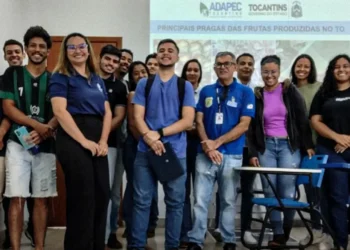 Estudantes do 7º período de agronomia da Unitins durante a palestra  sobre pragas na fruticultura.