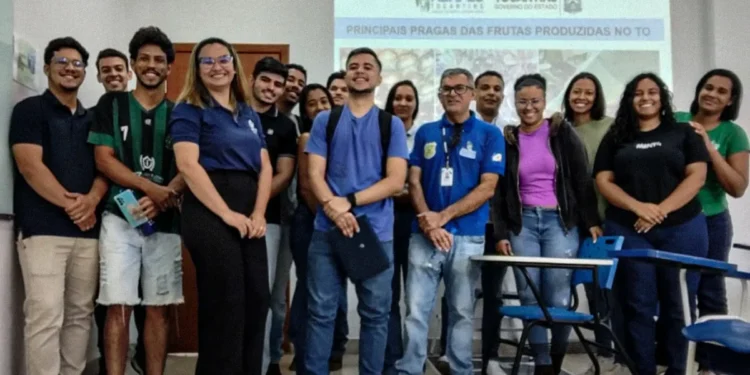 Estudantes do 7º período de agronomia da Unitins durante a palestra sobre pragas na fruticultura.
