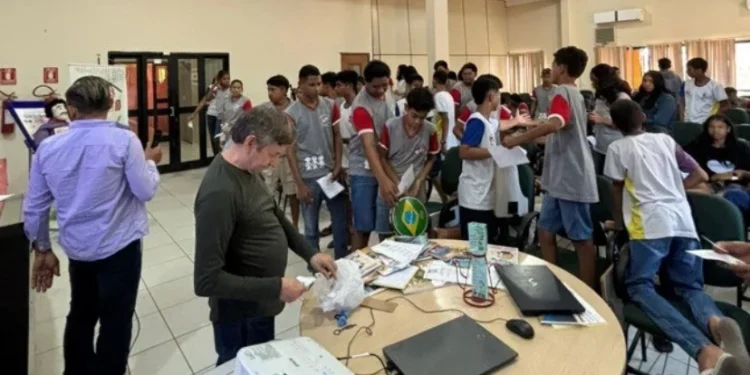 Roda de conversa com o poeta  Zacarias Martins movimenta o  Centro Educacional Fé e Alegria Frei Antônio em Tocantínia