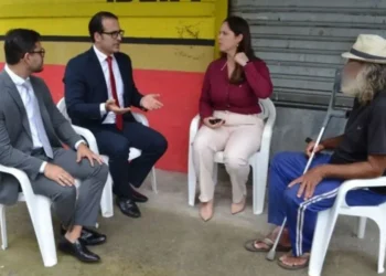 Juiz faz audiência na calçada para atender pessoa em situação de rua em AL