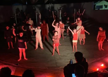 O musical ‘Abrigo’ aborda temas como depressão, dor e superação, expondo as lutas diárias de pessoas em situação de rua por dignidade, esperança e acolhimento – Foto Divulgação Pé da Serra