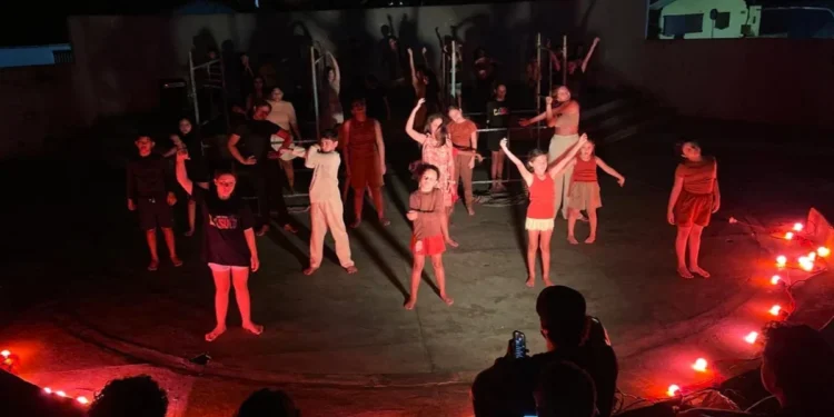 O musical ‘Abrigo’ aborda temas como depressão, dor e superação, expondo as lutas diárias de pessoas em situação de rua por dignidade, esperança e acolhimento – Foto Divulgação Pé da Serra